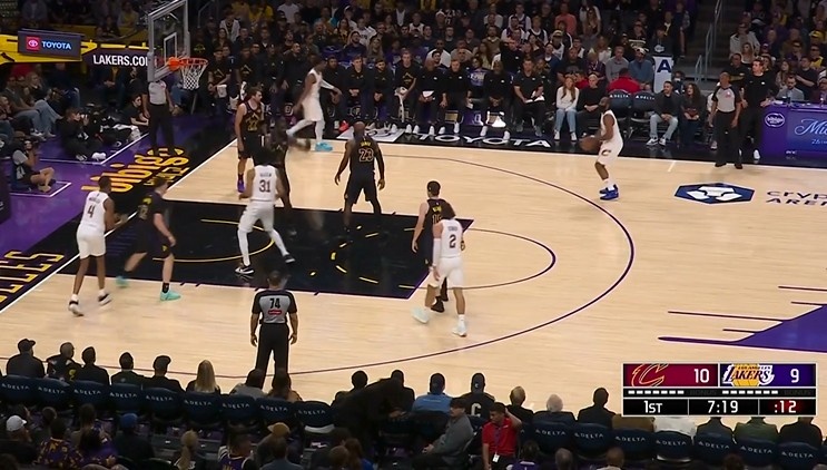 芯片-外线不设防？哈登侧翼接球 大空位三分调整后稳稳命中